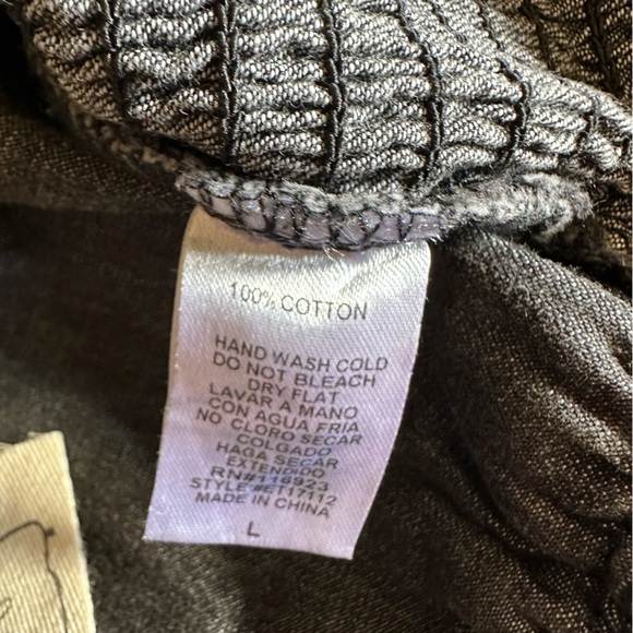 NWT Cropped top with puff sleeves and lace up back, size large - Picture 7 of 7